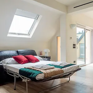 The Rent - Attic With Terrace In Downtown Milán
